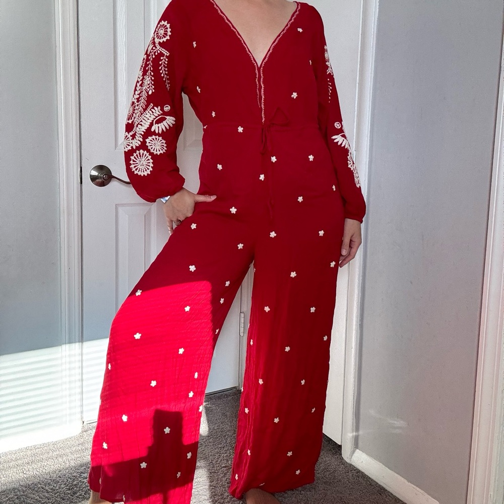 Free people• Crepe Jumpsuit V Neck Long Sleeve Embroidered Red Color  Size S